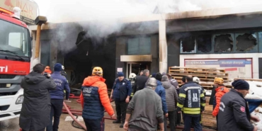 yanginda-icerde-kalan-2-kisi-ekiplerin-yardimiyla-kurtarildi-xdyrFNB4.jpg