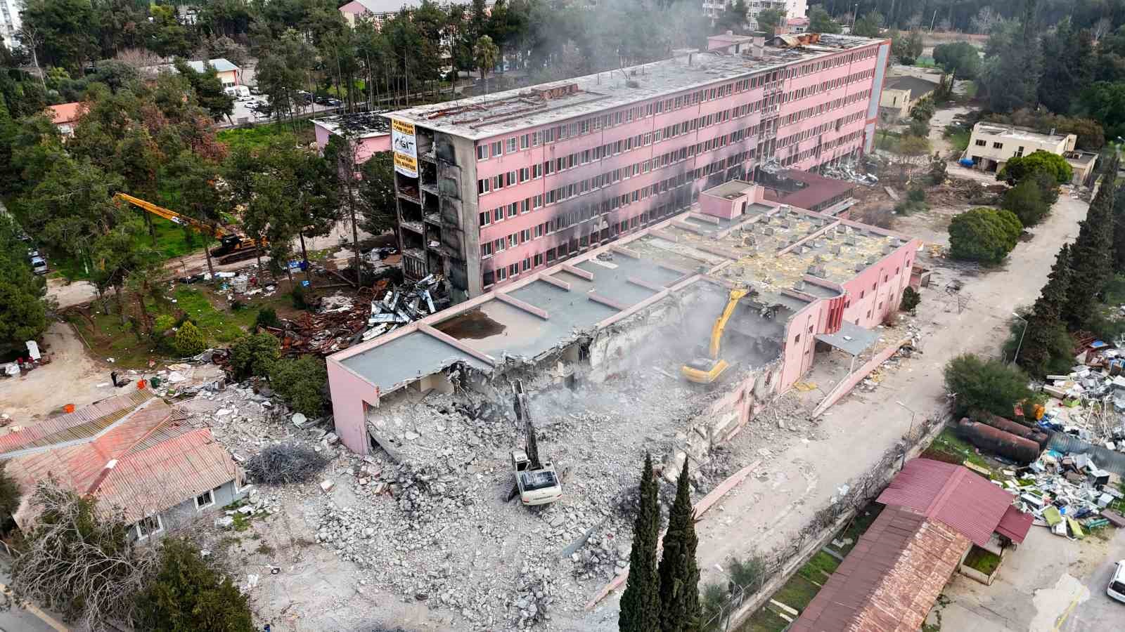 yanginda kullanilamaz hale gelen hastane 3 yilin ardindan yikilmaya baslandi 3 ldnz6ZR8