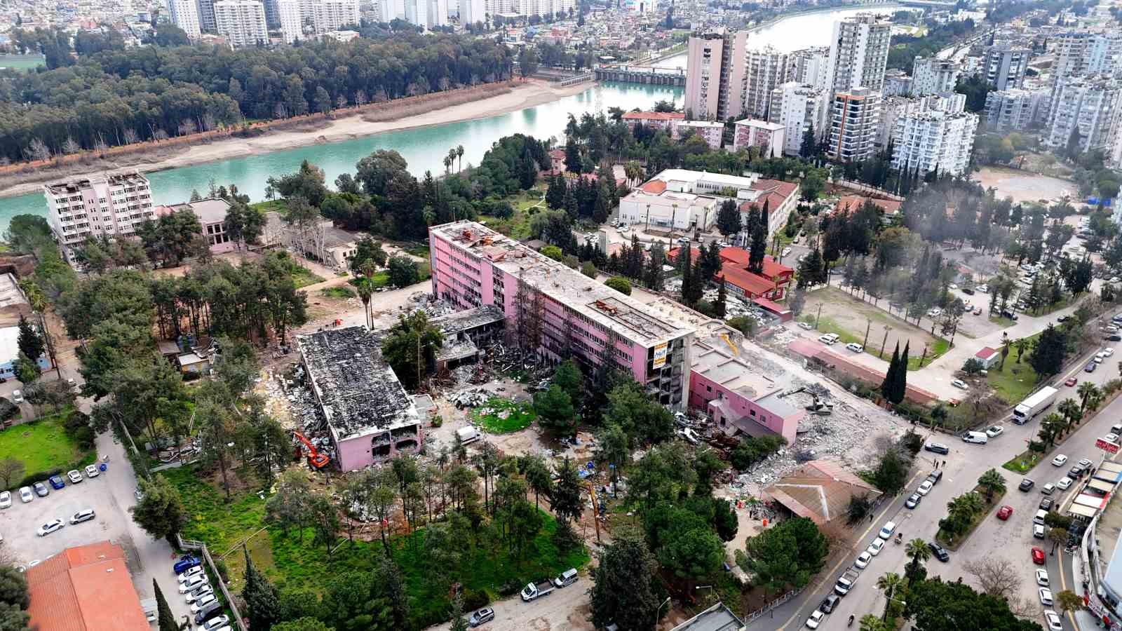 yanginda kullanilamaz hale gelen hastane 3 yilin ardindan yikilmaya baslandi 4 lcIlWUNr