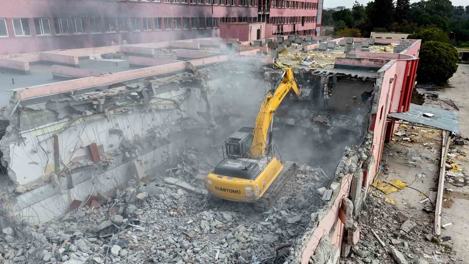 yanginda kullanilamaz hale gelen hastane 3 yilin ardindan yikilmaya baslandi 5 w9136YG3
