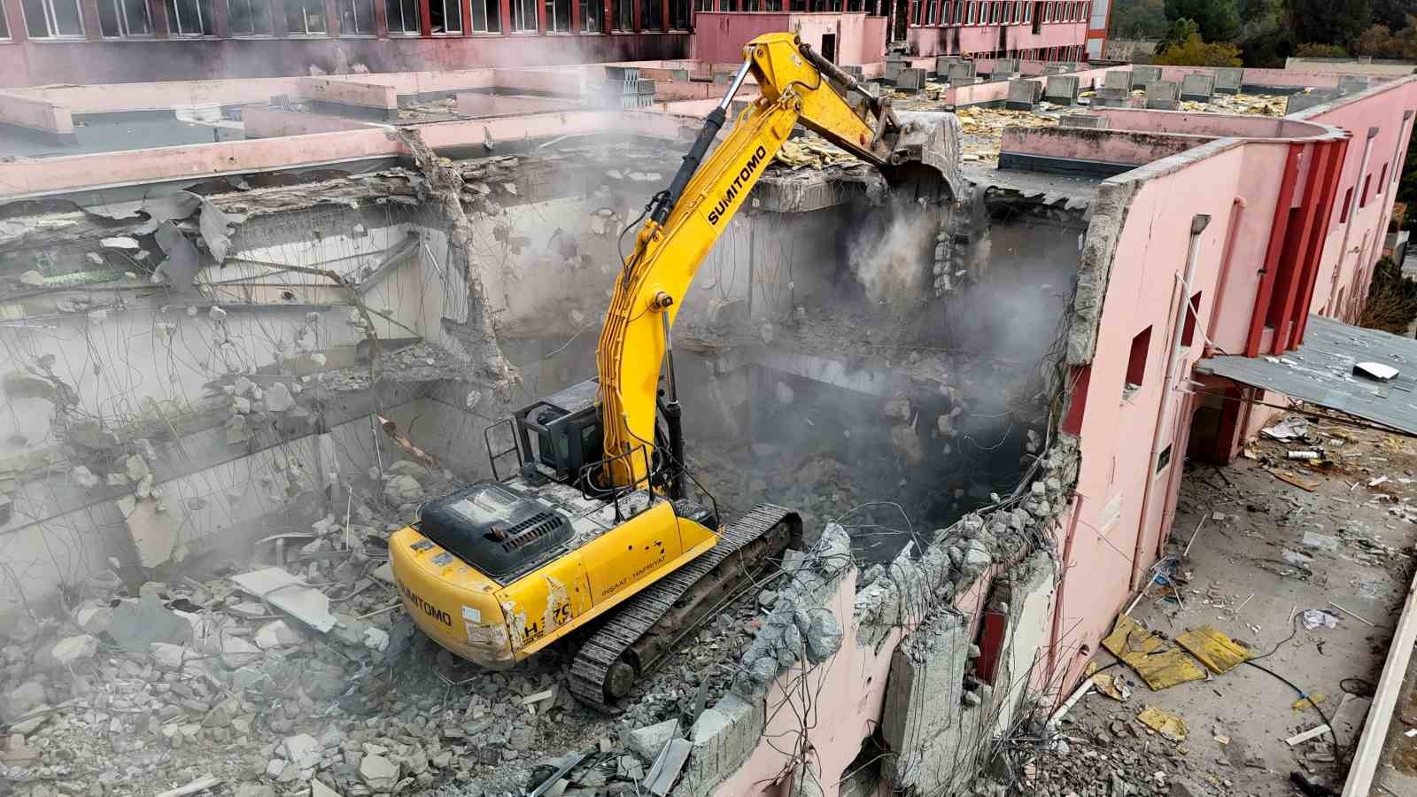 yanginda kullanilamaz hale gelen hastane 3 yilin ardindan yikilmaya baslandi 6 PrpZU3t1