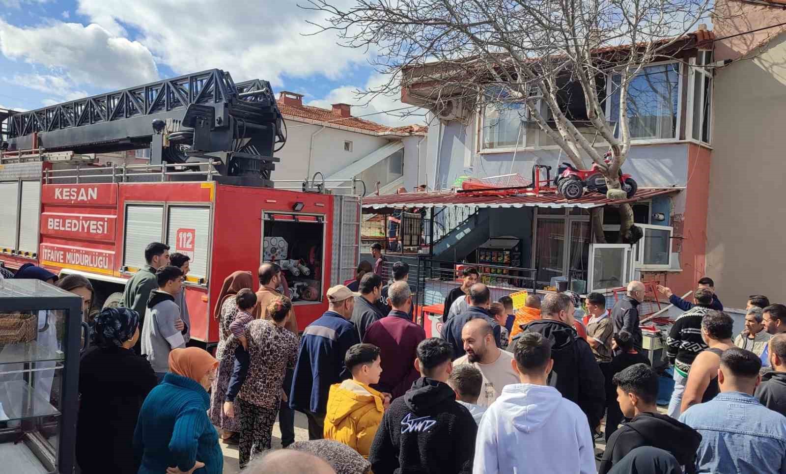 yanginda kuslari yanan cocugu mahalle sakinleri teselli etti 2 3B5rj6RM