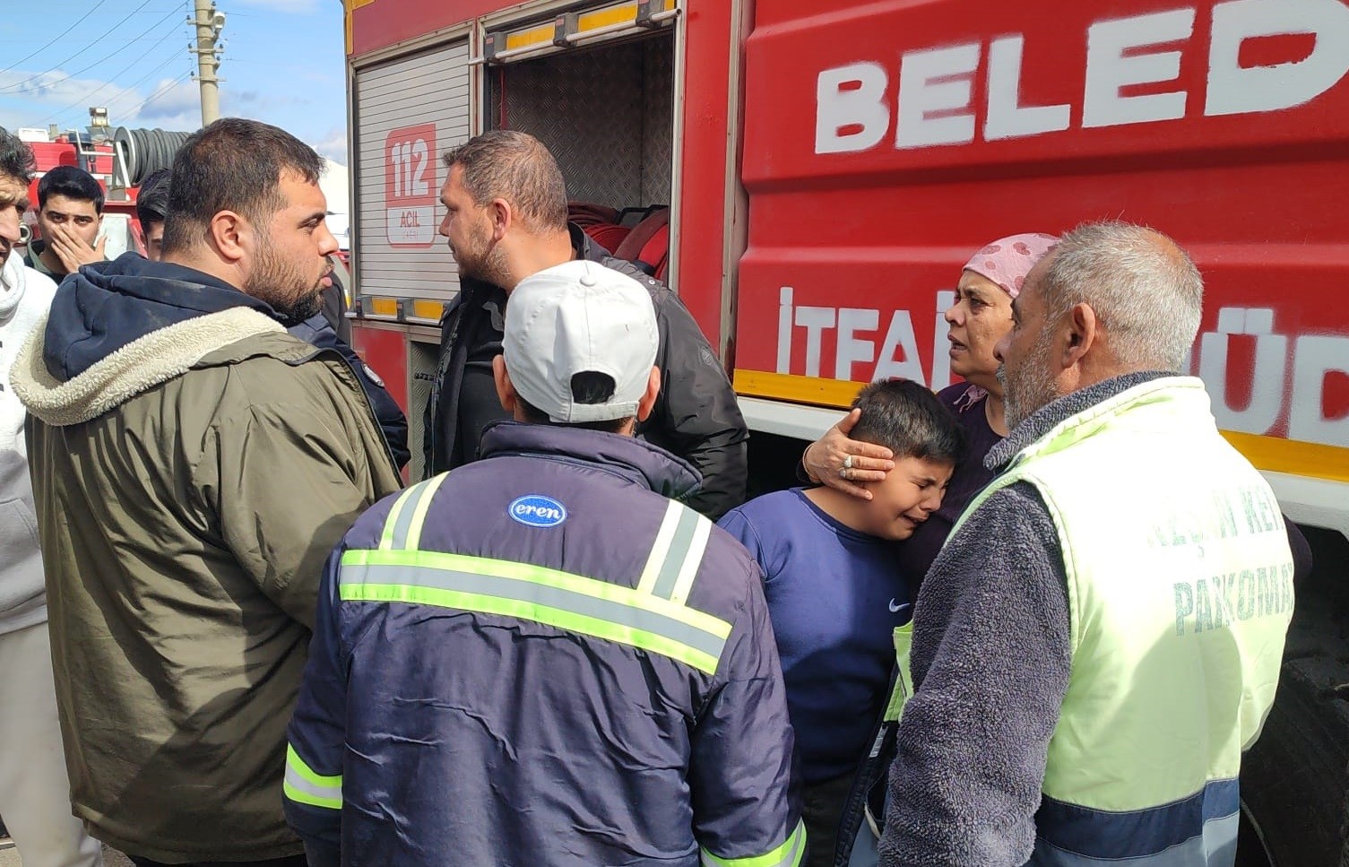 yanginda kuslari yanan cocugu mahalle sakinleri teselli etti 3 g6mgyfZT