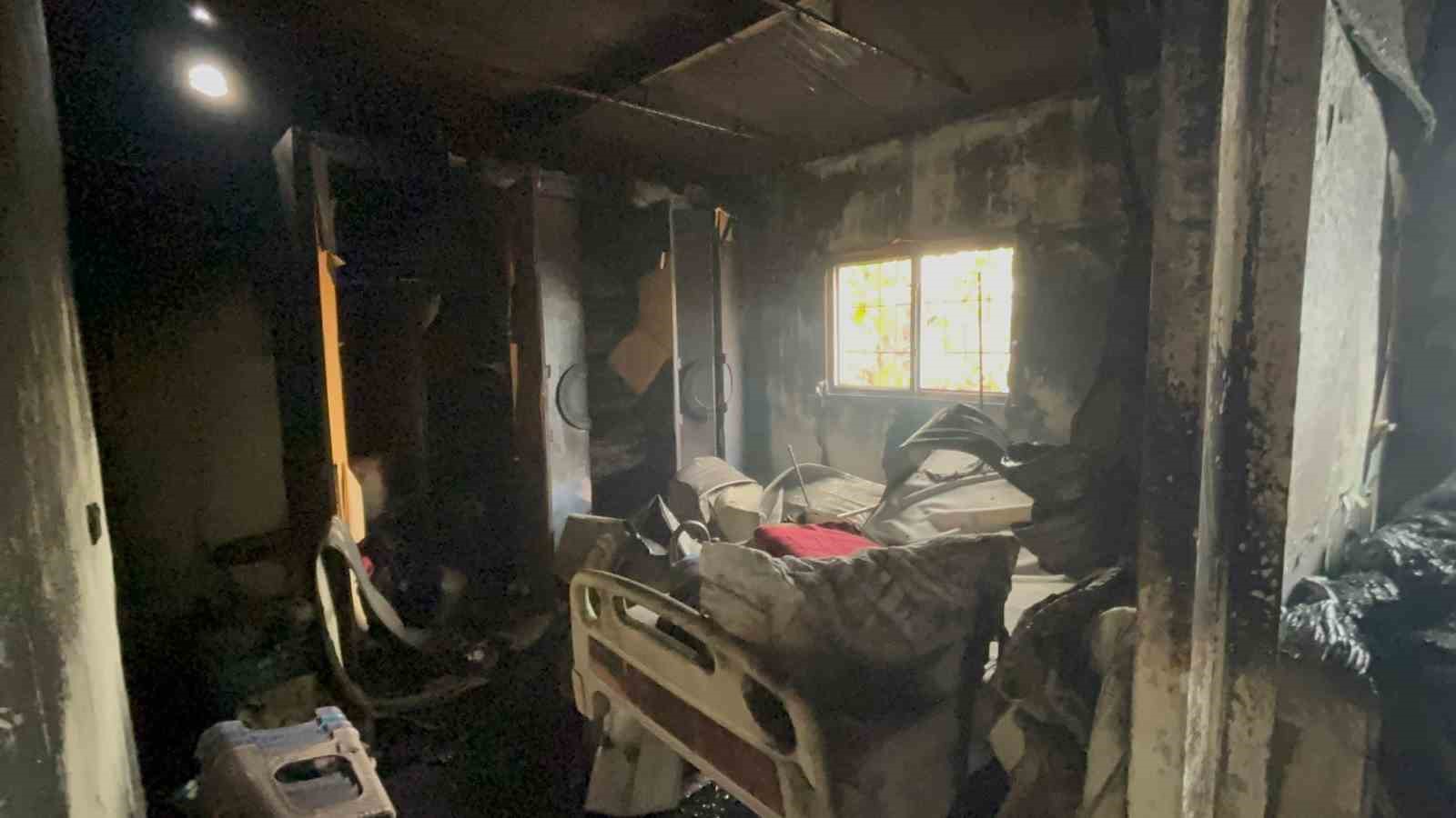 yanginda mahsur kalan yasli adam hayatini kaybetti 2 ay once bacaklari ampute edilmis 1 4NcIKJcS
