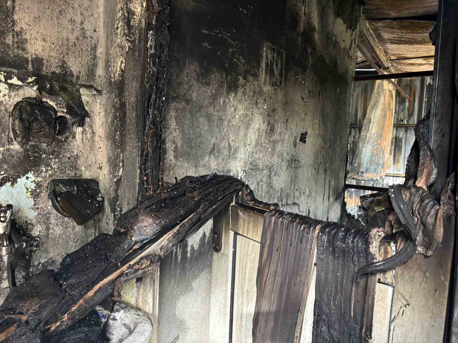 yanginda mahsur kalan yasli adam hayatini kaybetti 2 ay once bacaklari ampute edilmis 4 5NsRCAWl