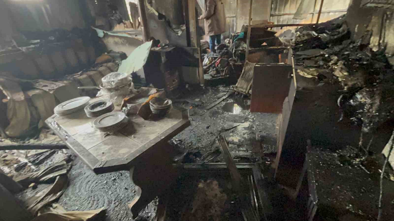 yanginda mahsur kalan yasli adam hayatini kaybetti 2 ay once bacaklari ampute edilmis 7 yqD1mWeh