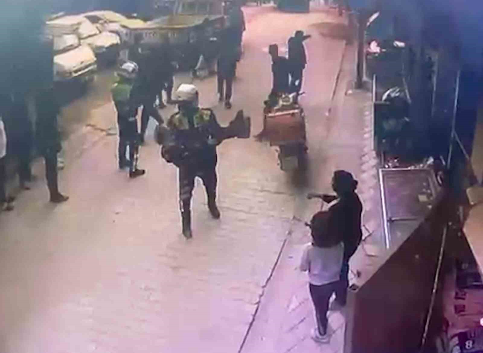 yanginda mahsur kalan yasli kadini jandarma ekipleri kurtardi 0 rGPRAcFG