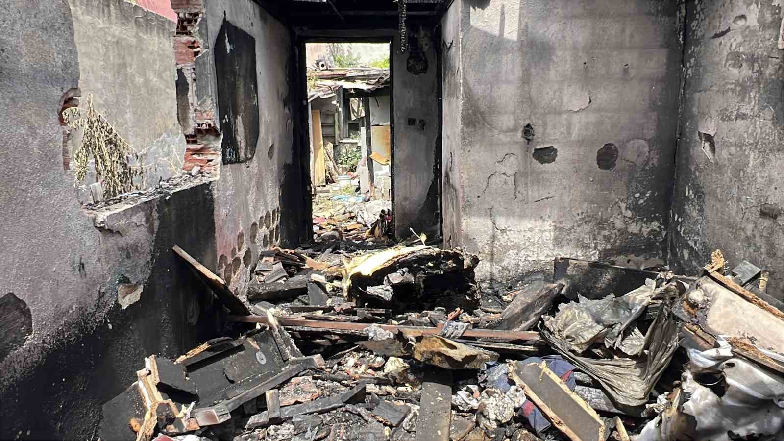 yanginda mahsur kalan yasli kadini jandarma ekipleri kurtardi 2 nj9TvTIK
