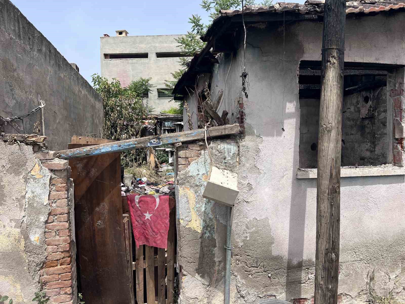 yanginda mahsur kalan yasli kadini jandarma ekipleri kurtardi 3 LY5HGklD