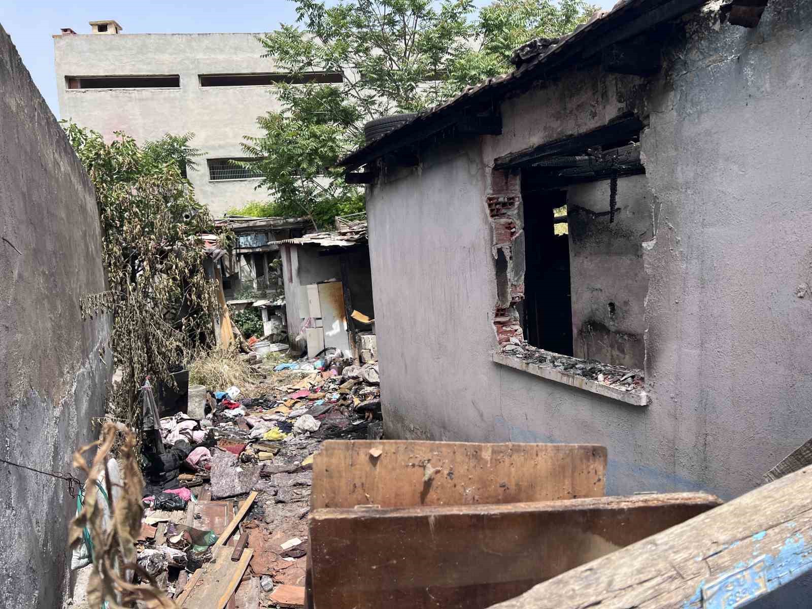 yanginda mahsur kalan yasli kadini jandarma ekipleri kurtardi 4 2feAN372