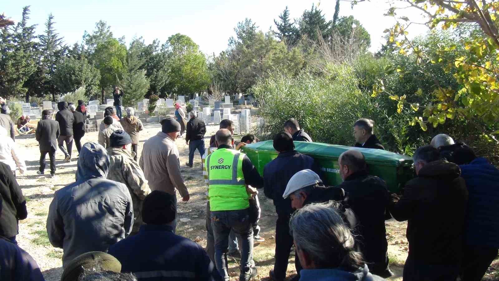 yanginda olen 2 kardese aci veda ayni tabutla getirilip ayni kabre defnedildiler 0 CC9cnibb