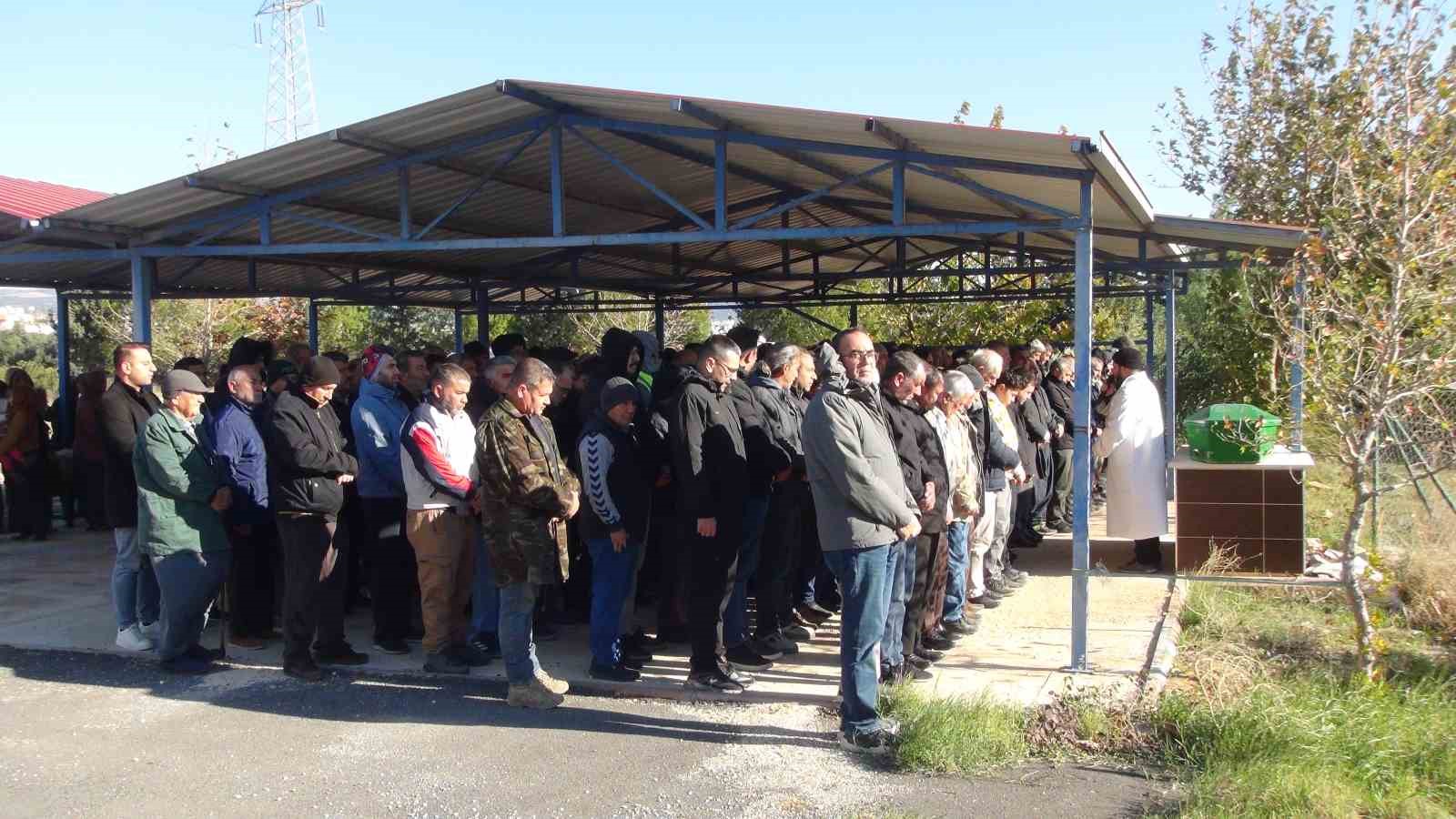 yanginda olen 2 kardese aci veda ayni tabutla getirilip ayni kabre defnedildiler 1