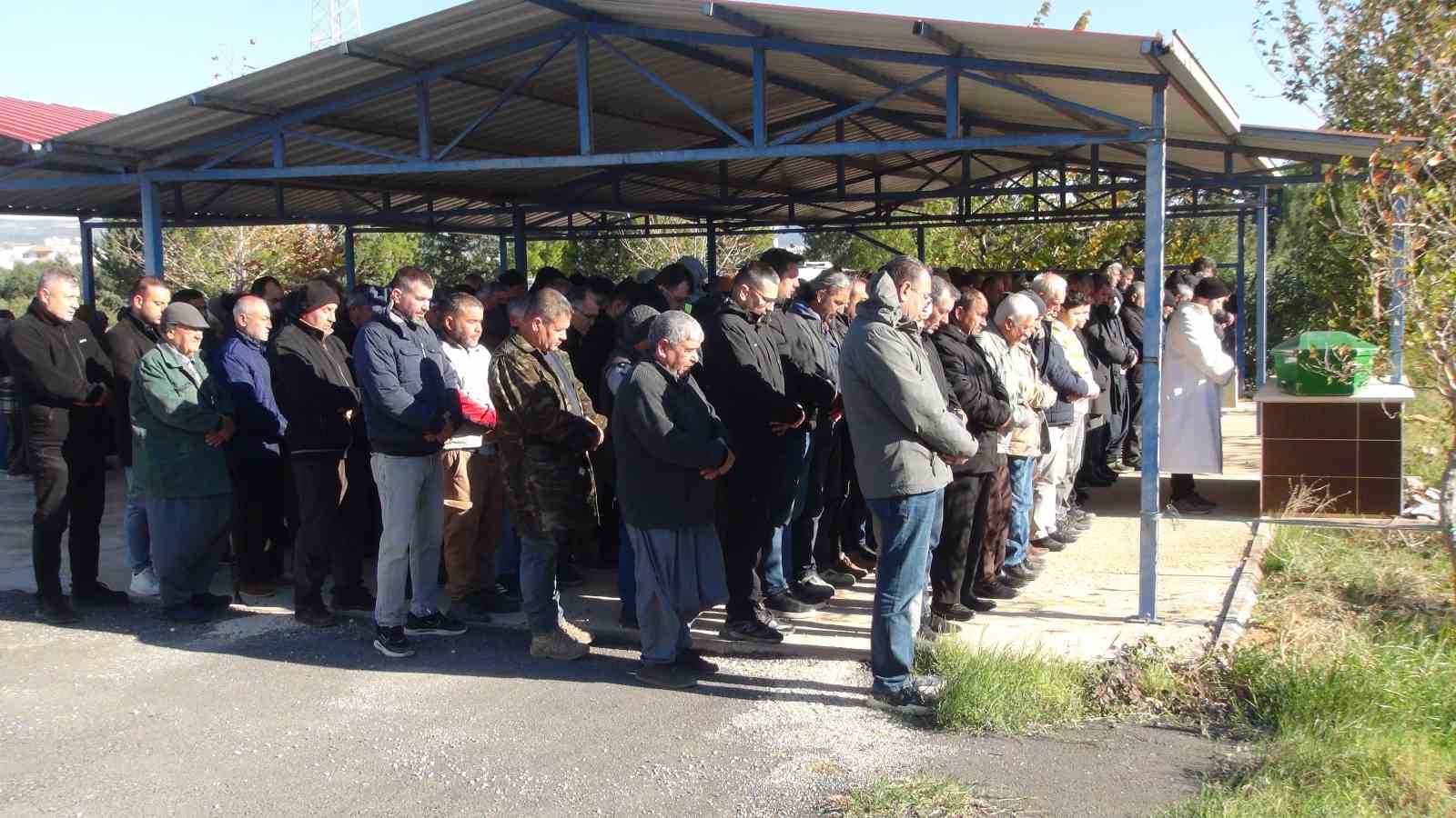 yanginda olen 2 kardese aci veda ayni tabutla getirilip ayni kabre defnedildiler 3 8Pck9yvr