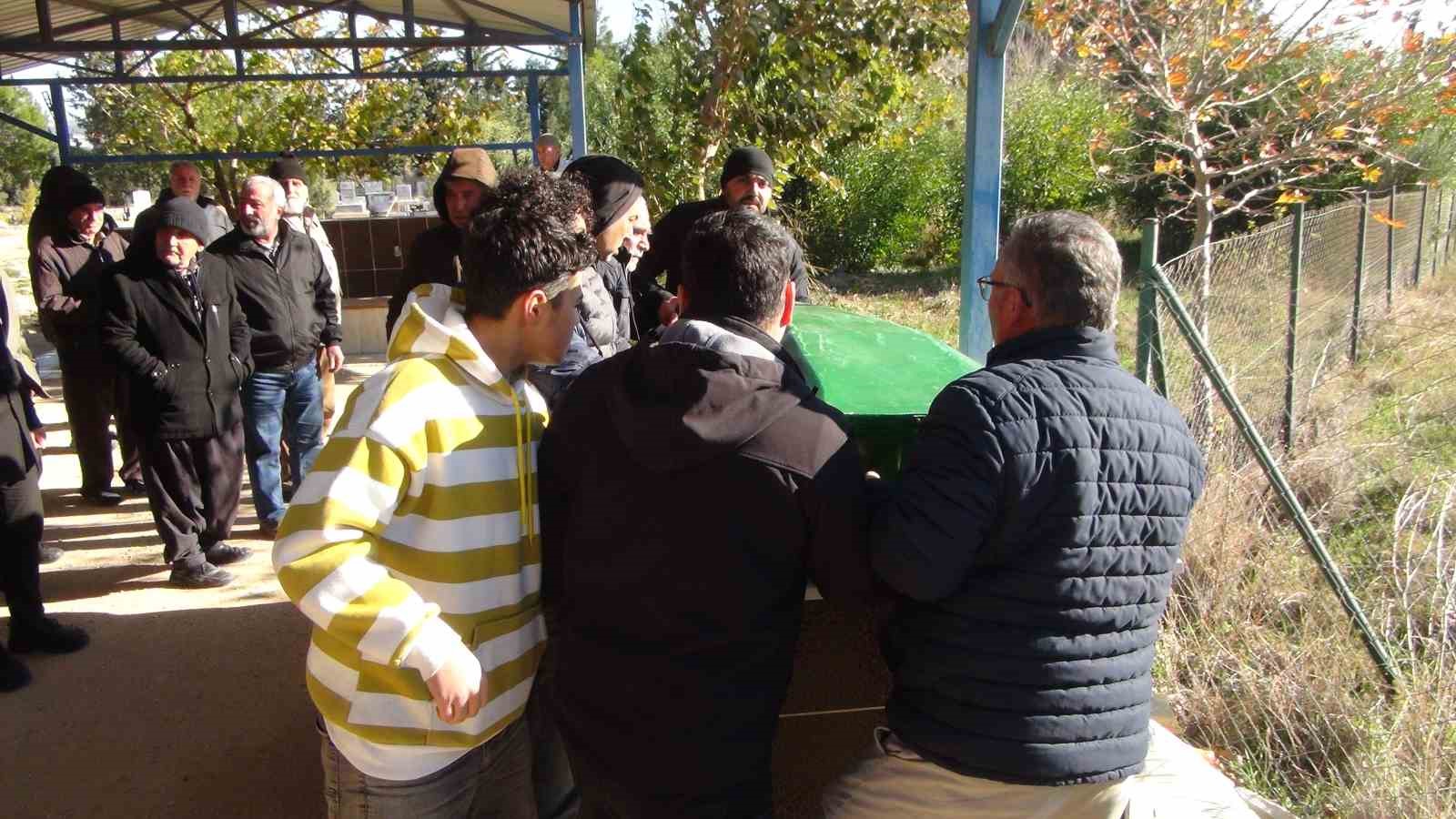yanginda olen 2 kardese aci veda ayni tabutla getirilip ayni kabre defnedildiler 4 P1AEau2P