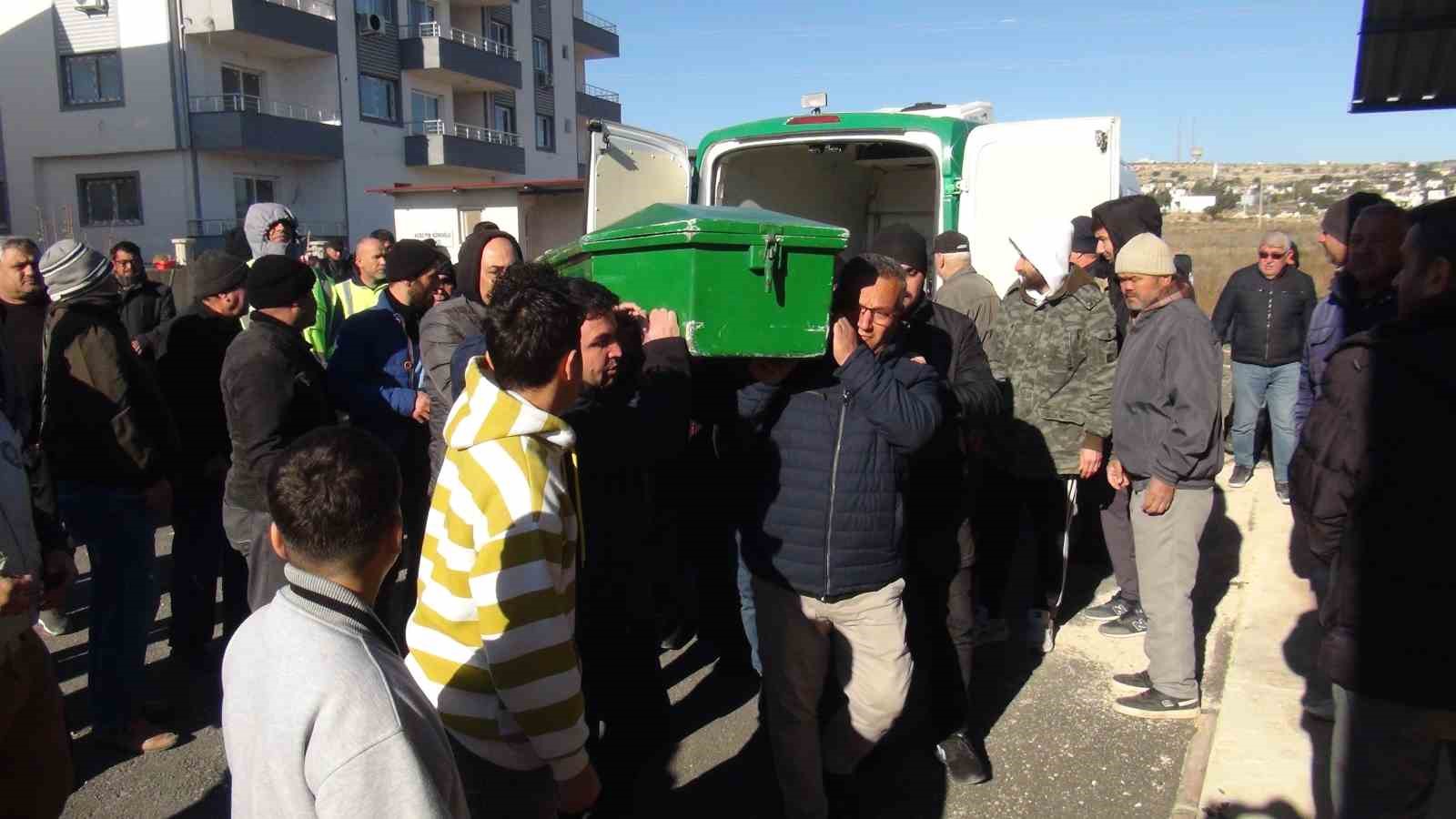 yanginda olen 2 kardese aci veda ayni tabutla getirilip ayni kabre defnedildiler 5 OhyIQyzc