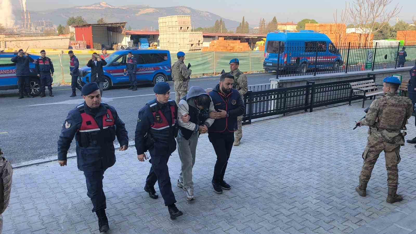 Yangında ölen çift ile ilgili kundaklama iddiası: Torunu ve 5 kişi adliyeye sevk edildi 6 yanginda olen cift ile ilgili kundaklama iddiasi torunu ve 5 kisi adliyeye sevk edildi veIhD2gu