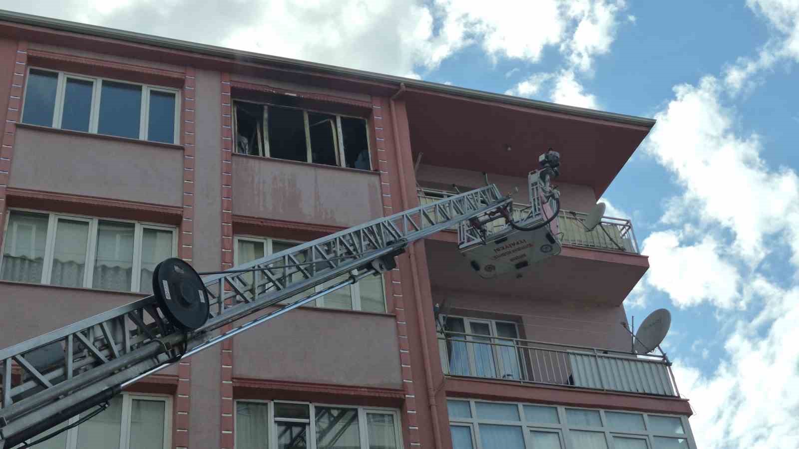 yanginda surunerek kacmaya calisan kadinin durumu agir 0 cWM5Hz8H