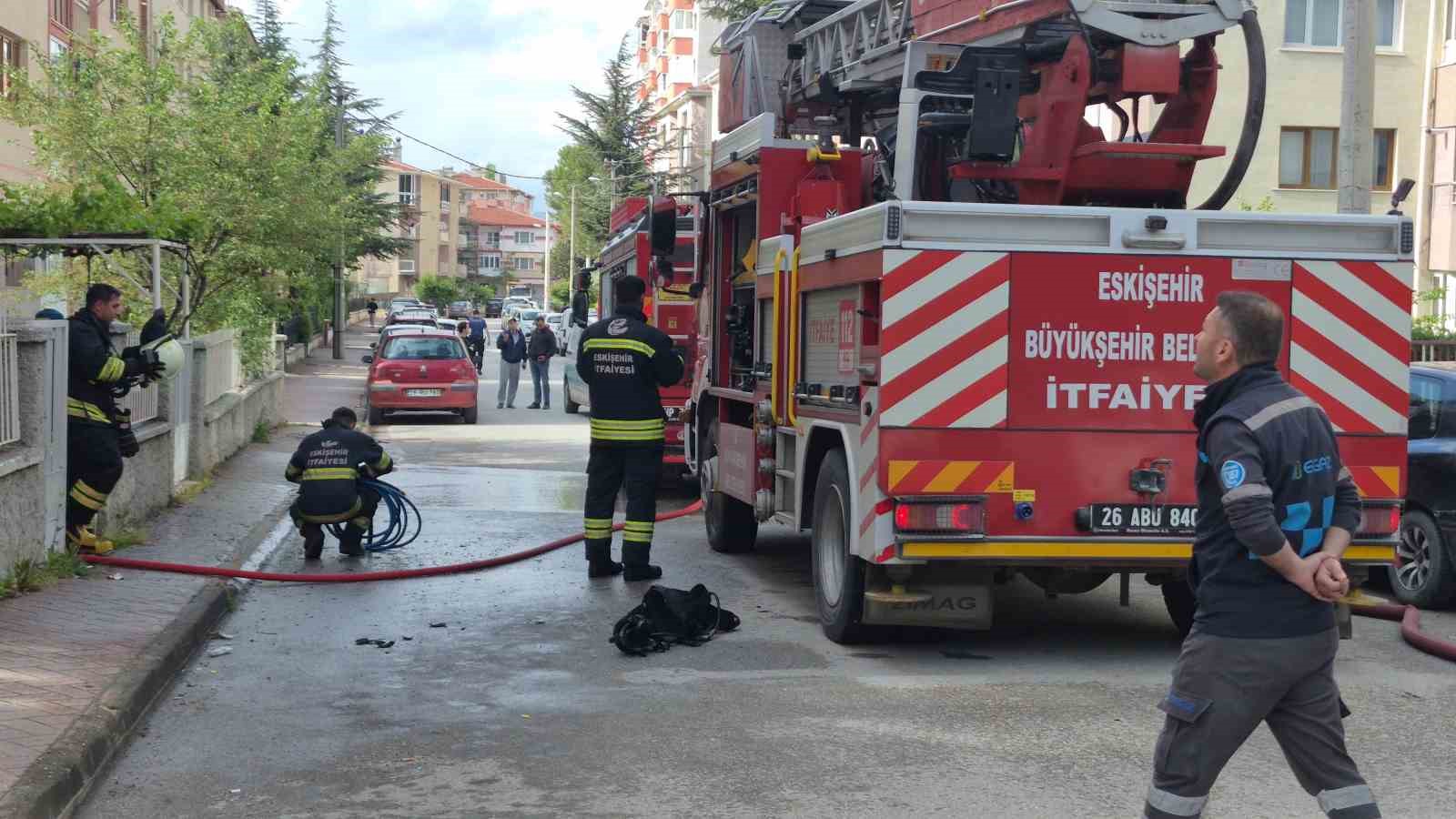 yanginda surunerek kacmaya calisan kadinin durumu agir 1