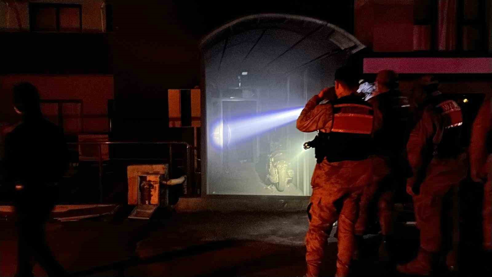 Yangından kaçmak isterken alevlerin içerisine giren 2 kişi yanarak can verdi 6 yangindan kacmak isterken alevlerin icerisine giren 2 kisi yanarak can verdi 2 kpne7gqF