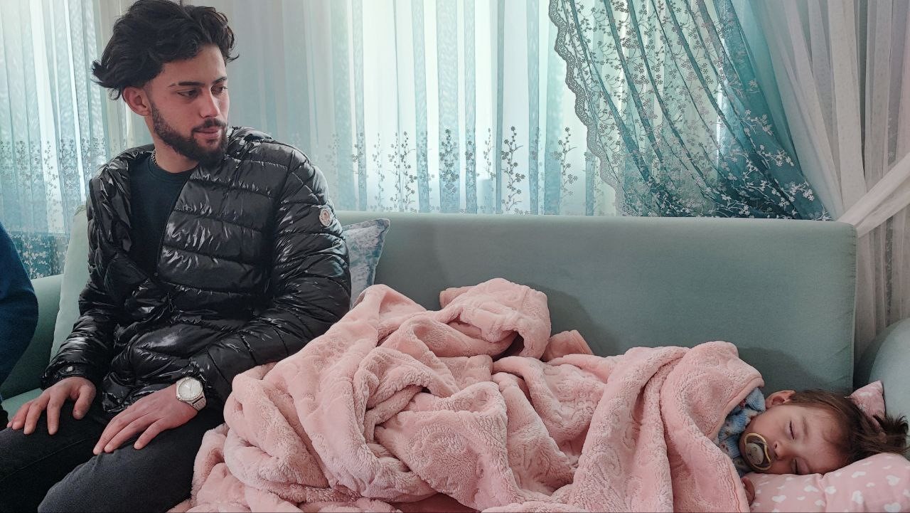 yangindan kurtardigi bebekle bulustu duygusal anlar yasandi 2 HHhfTvqY
