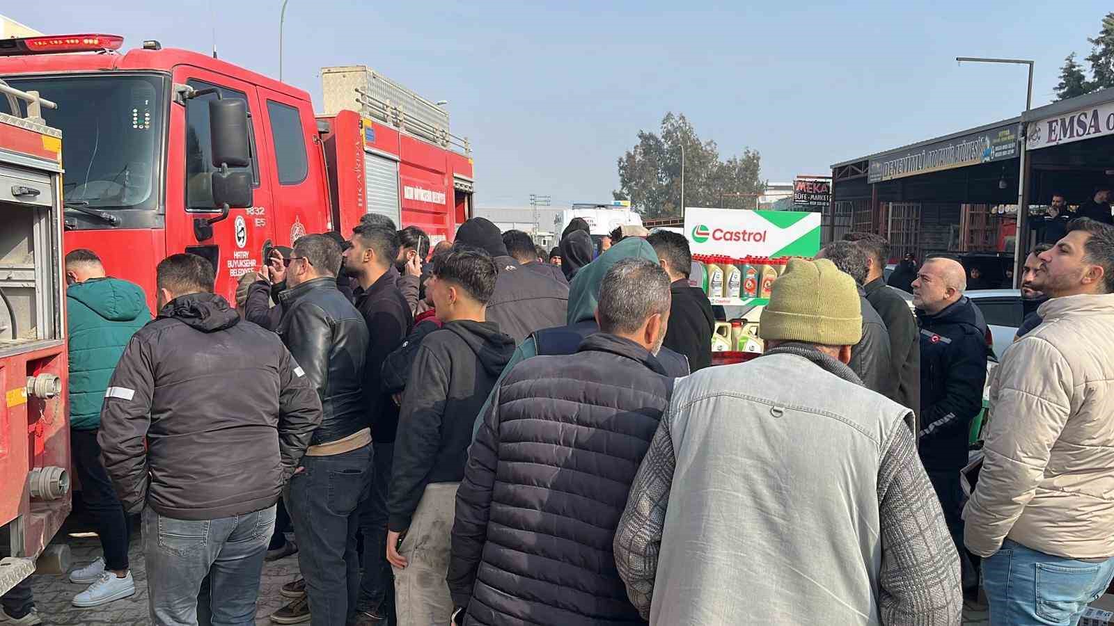 yangini cep telefonuyla goruntulemek icin birbirleriyle yaristilar 1 KIKbkge6
