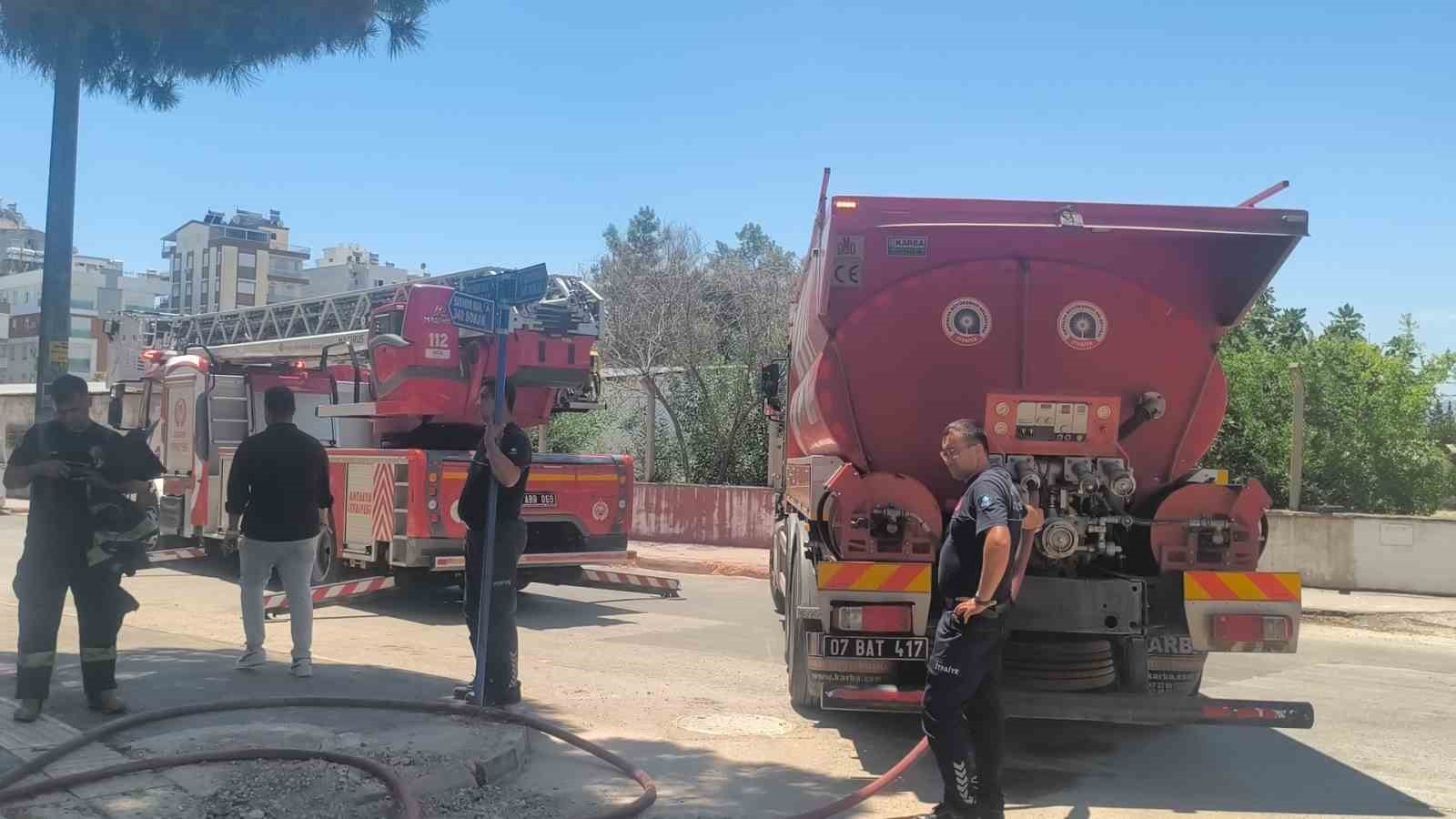 Yangını haber alınca koşarak geldi, vatandaşların apartmandan çıkardığı kızına sarıldı 5 yangini haber alinca kosarak geldi vatandaslarin apartmandan cikardigi kizina sarildi 1 WFsjtRHz