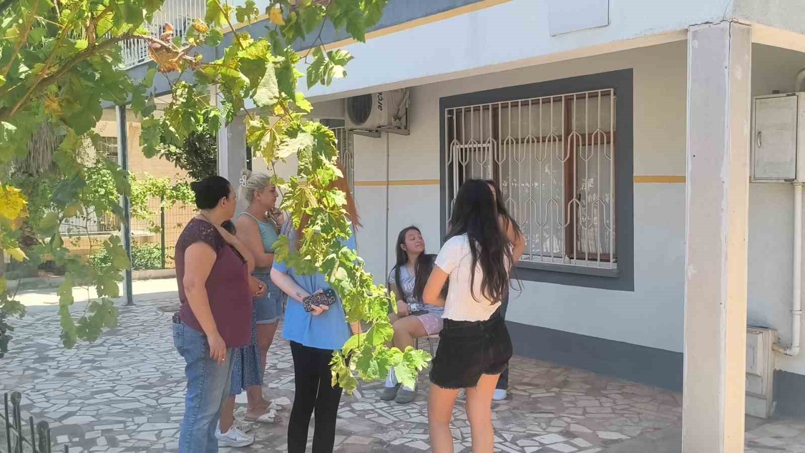 Yangını haber alınca koşarak geldi, vatandaşların apartmandan çıkardığı kızına sarıldı 6 yangini haber alinca kosarak geldi vatandaslarin apartmandan cikardigi kizina sarildi 2 Jd7tlNHZ