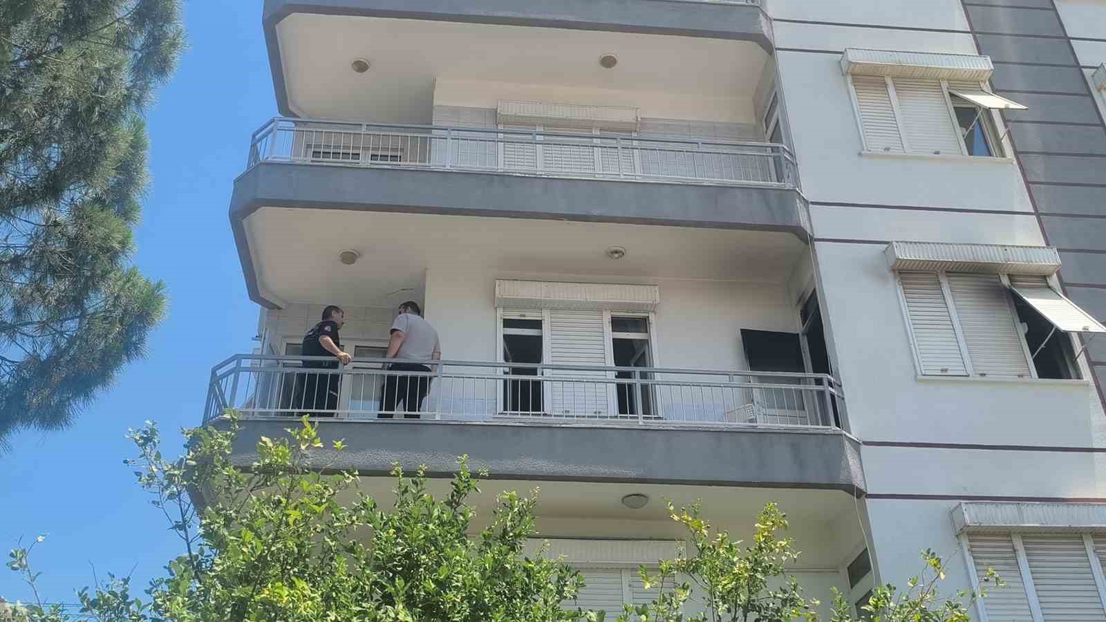 Yangını haber alınca koşarak geldi, vatandaşların apartmandan çıkardığı kızına sarıldı 7 yangini haber alinca kosarak geldi vatandaslarin apartmandan cikardigi kizina sarildi 3 SUHz5U1W