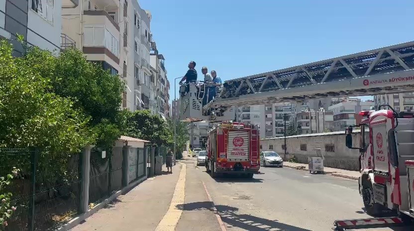 Yangını haber alınca koşarak geldi, vatandaşların apartmandan çıkardığı kızına sarıldı 8 yangini haber alinca kosarak geldi vatandaslarin apartmandan cikardigi kizina sarildi 4 zDntFALg