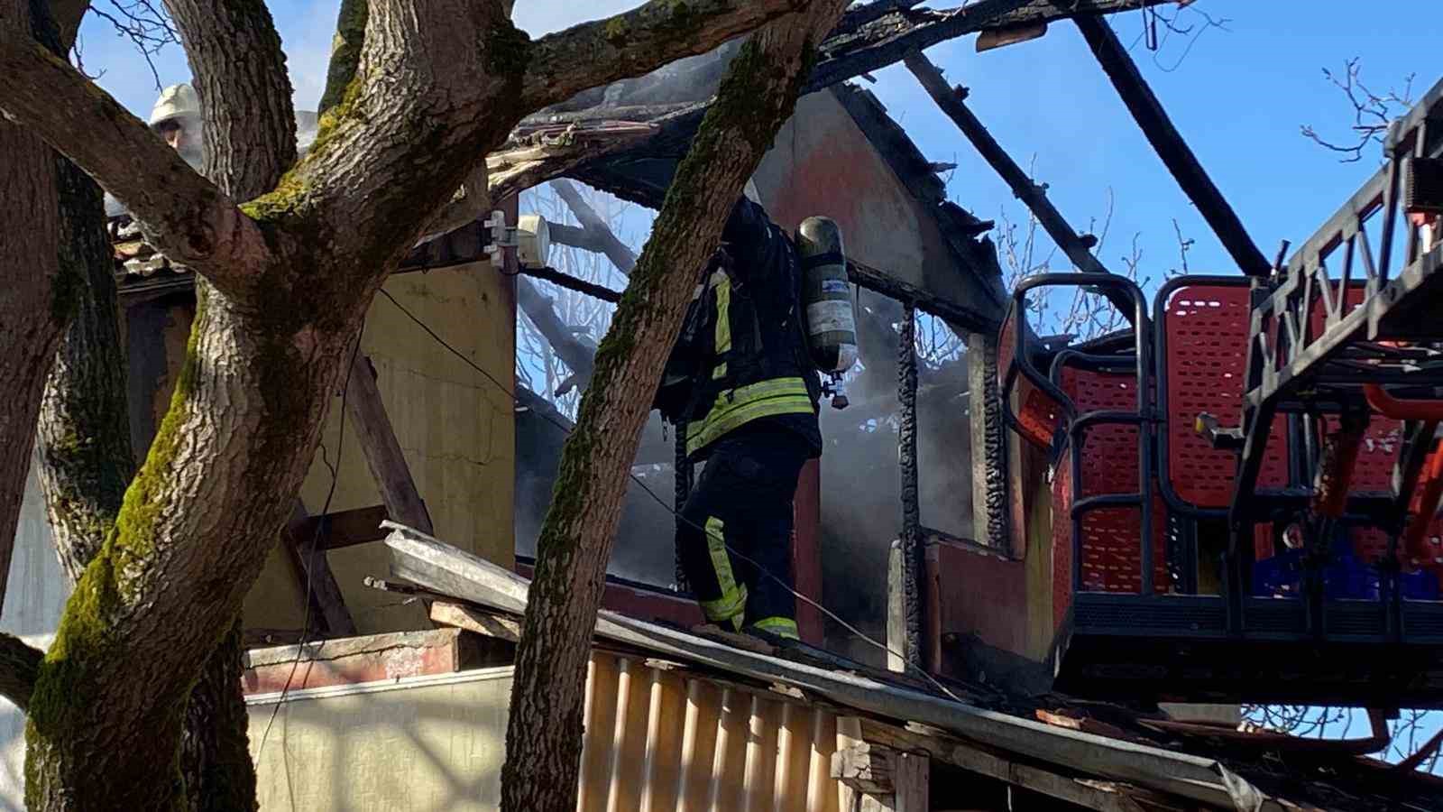 yangini sondurmeye calisan ev sahibi yaralandi 1 4tcLvkHk
