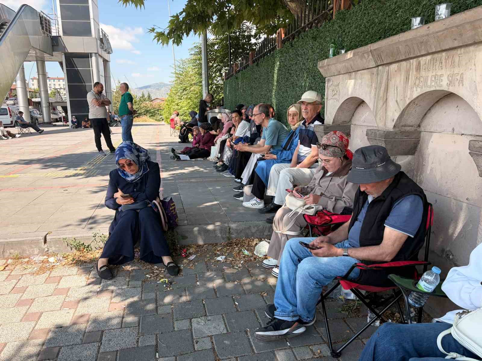 Yanlış okula geldi, sınava yetiştirmek için vatandaş seferber oldu 5 yanlis okula geldi sinava yetistirmek icin vatandas seferber oldu 1 1GrvA7gz