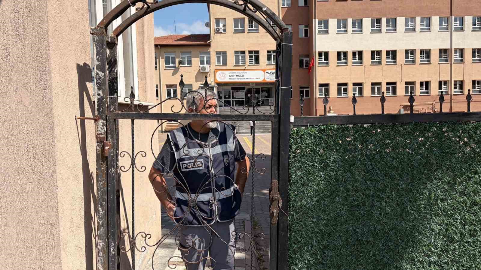 Yanlış okula geldi, sınava yetiştirmek için vatandaş seferber oldu 7 yanlis okula geldi sinava yetistirmek icin vatandas seferber oldu 3 ZHsJEDWT