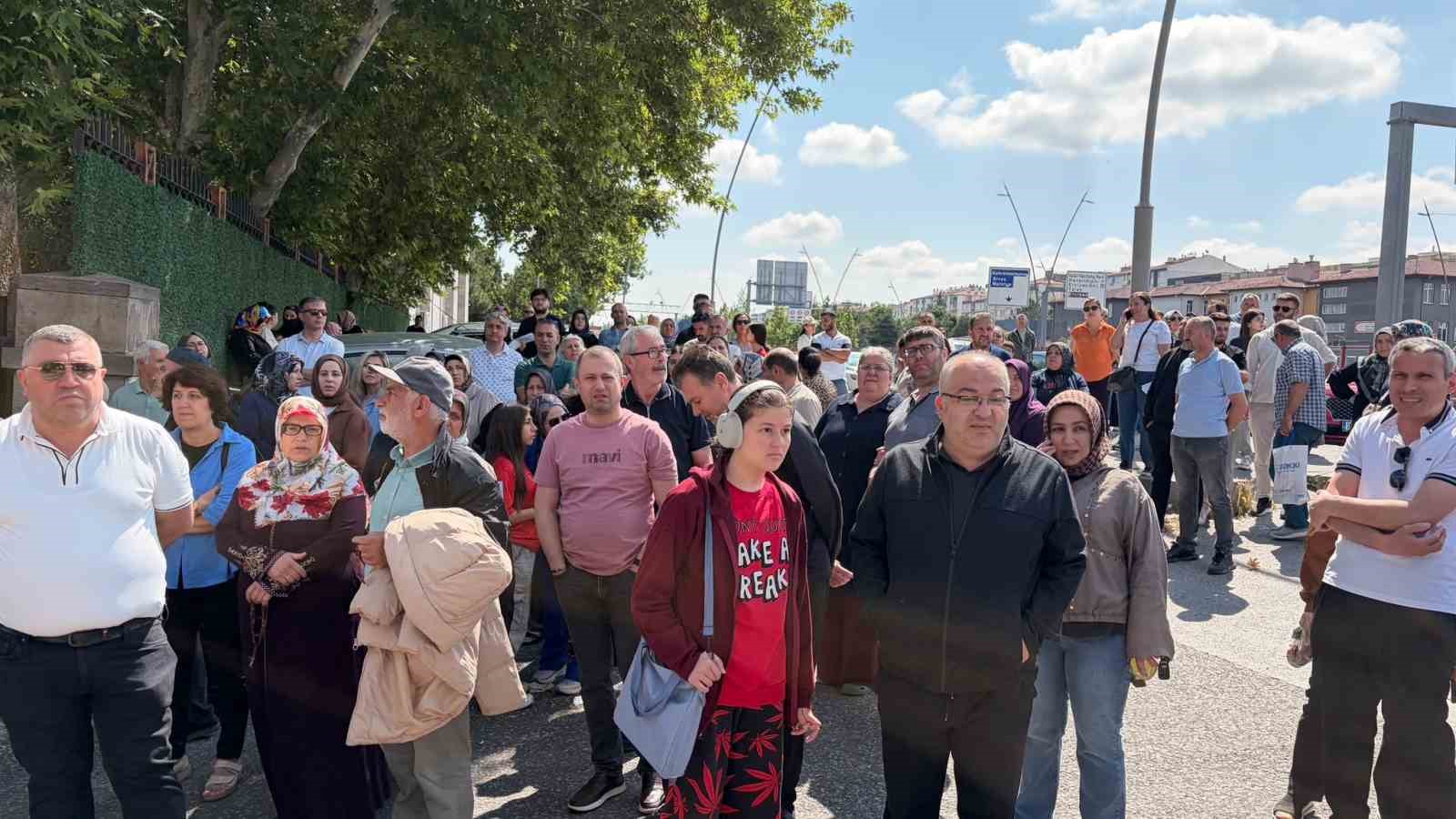 Yanlış okula geldi, sınava yetiştirmek için vatandaş seferber oldu 8 yanlis okula geldi sinava yetistirmek icin vatandas seferber oldu 4 sjZLHsNY