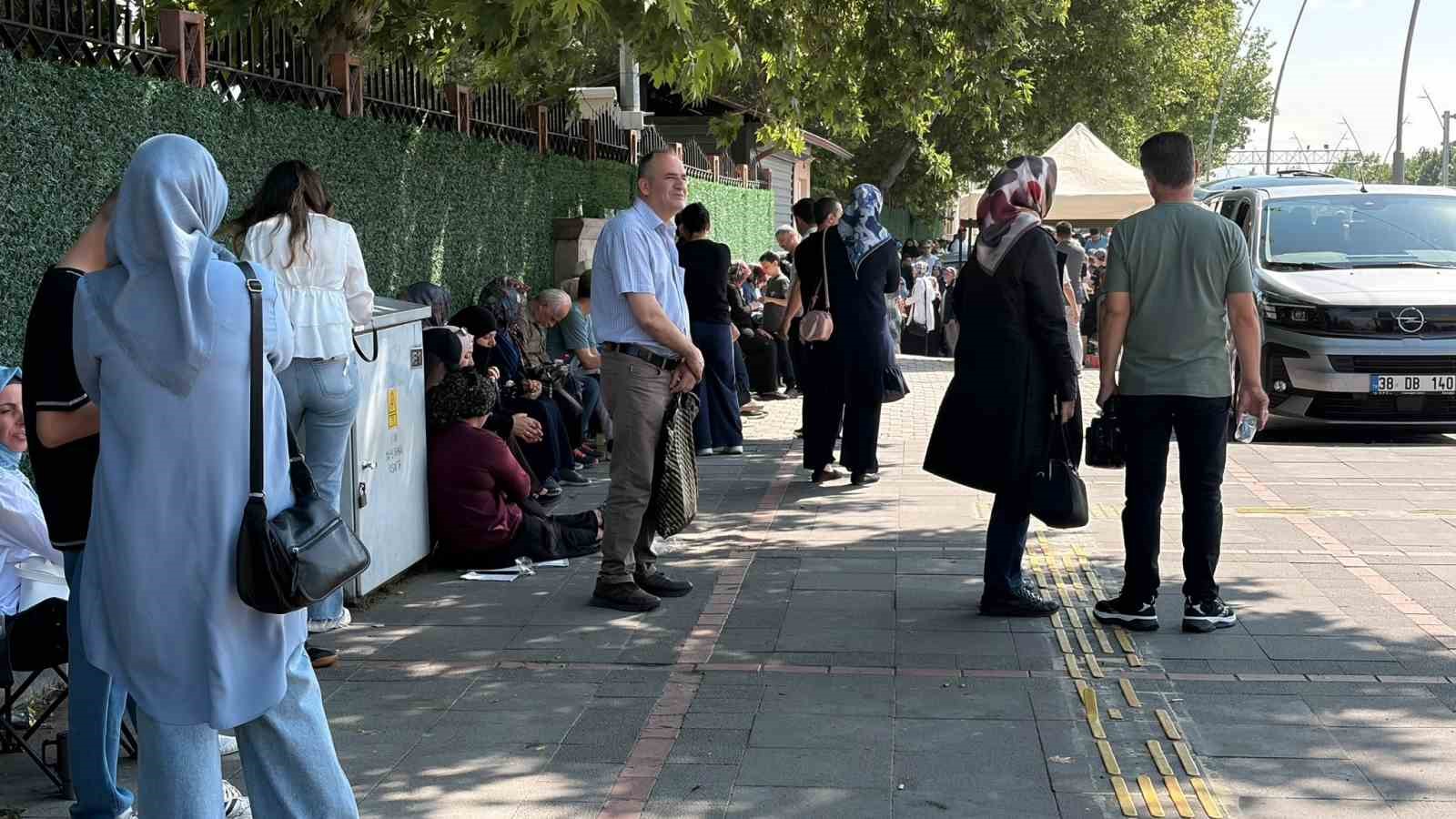 Yanlış okula geldi, sınava yetiştirmek için vatandaş seferber oldu 9 yanlis okula geldi sinava yetistirmek icin vatandas seferber oldu 5 yV44HqMl