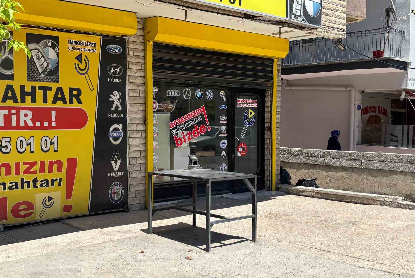 yanlis yere arac park ettikleri icin uyardiklari grubun saldirisina ugradilar 0 fBSR4e8y