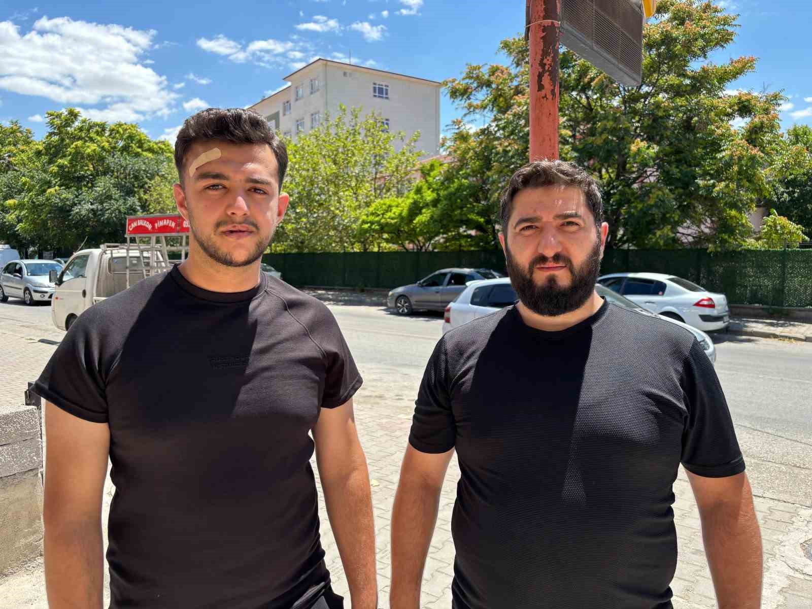 yanlis yere arac park ettikleri icin uyardiklari grubun saldirisina ugradilar 1 wB5MQ6rs