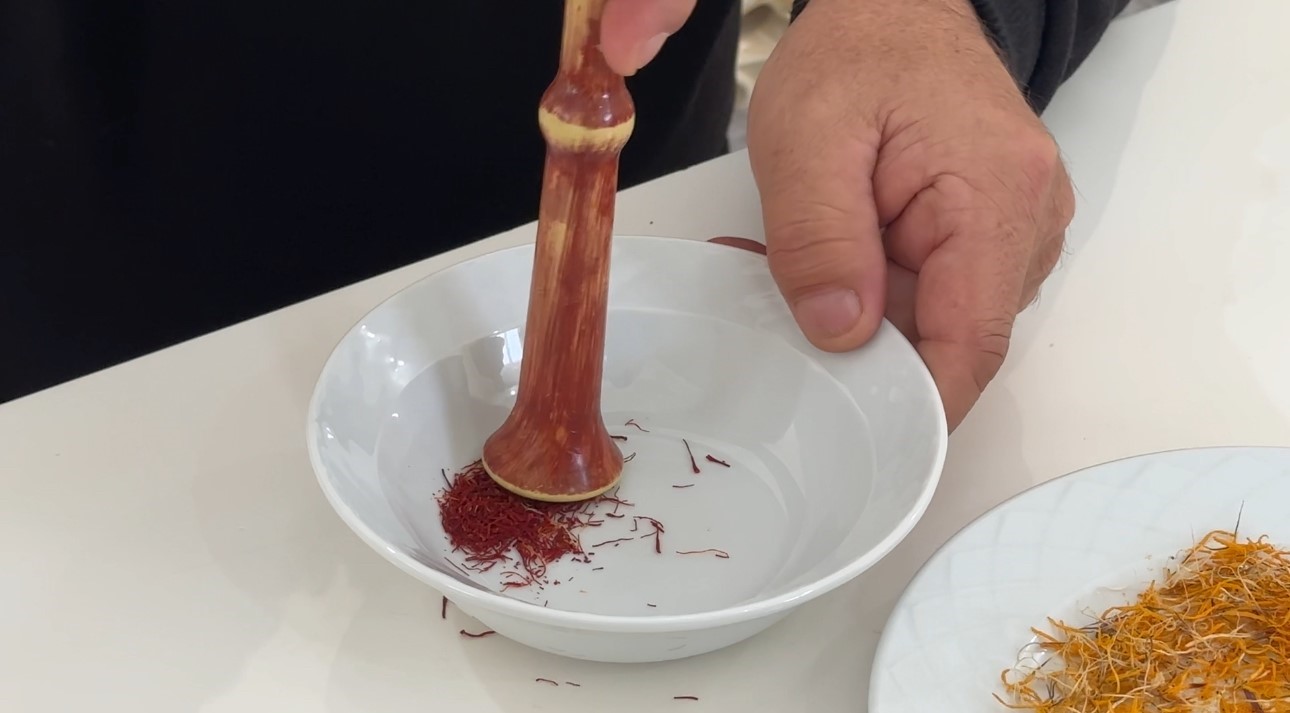 "Yapamazsın" diyenlere inat yetiştirdiği safran ve salebi evinde tüketiyor 11 yapamazsin diyenlere inat yetistirdigi safran ve salebi evinde tuketiyor 7