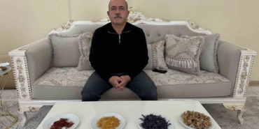 yapamazsin-diyenlere-inat-yetistirdigi-safran-ve-salebi-evinde-tuketiyor-Kr626u7M.jpg
