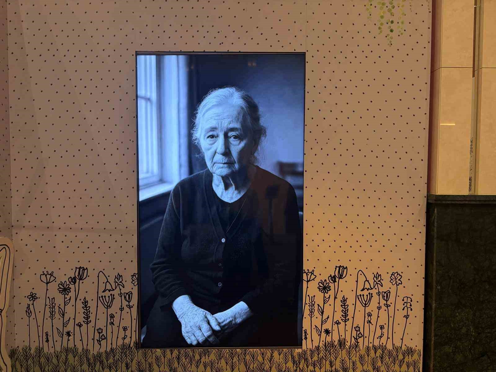 Yapay zeka ile canlandırılan aile hikayeleri ‘Bütün Mutlu Aileler Birbirine Benzer’ sergisinde ziyaretçilerle buluşuyor 7 yapay zeka ile canlandirilan aile hikayeleri butun mutlu aileler birbirine benzer sergisinde ziyaretcilerle bulusuyor 9DJQcCd8