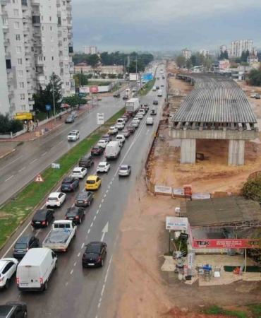 yapimi-devam-eden-koprulu-kavsak-insaati-pideciye-takildi-CMzXILu2.jpg