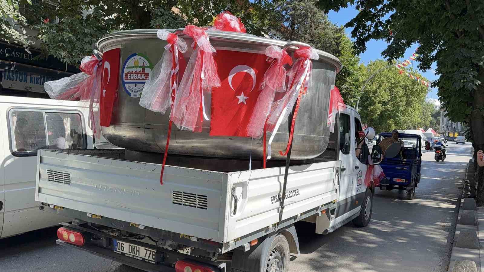 yaprak festivalinde 100 bin 60 dolmanin pisecegi dev kazani is makinesiyle tasindi 1 asJTNv6c