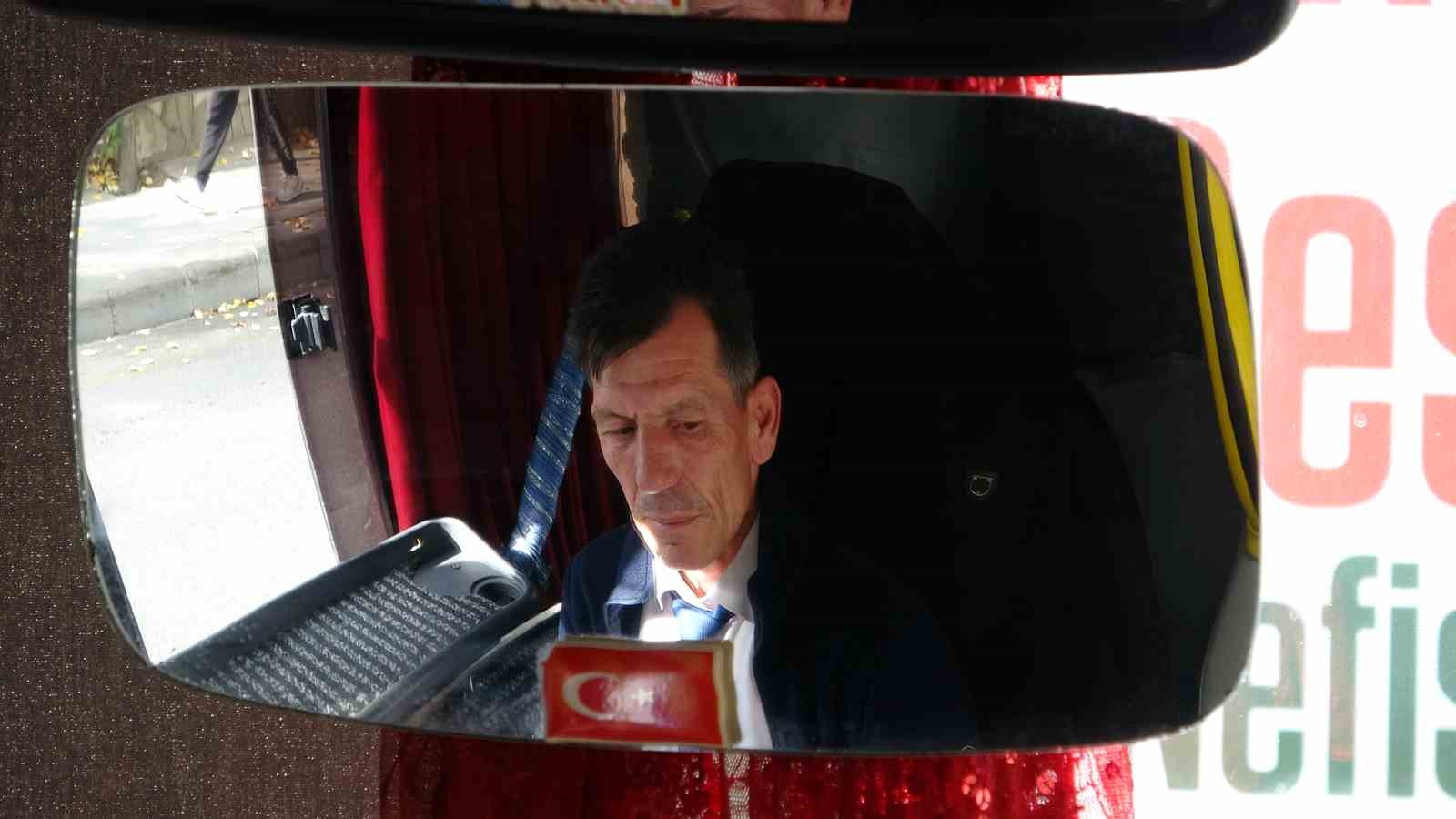 Yaralı köpeği kurtarmak için seferini yarıda bırakan halk otobüsü şoföründen insanlık dersi 7 yarali kopegi kurtarmak icin seferini yarida birakan halk otobusu soforunden insanlik dersi 3 9IzMn2hX