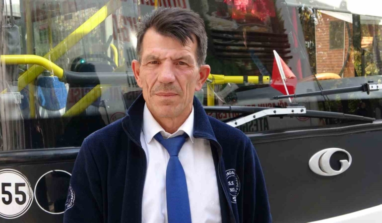 yarali-kopegi-kurtarmak-icin-seferini-yarida-birakan-halk-otobusu-soforunden-insanlik-dersi-lS8P3tiD.jpg