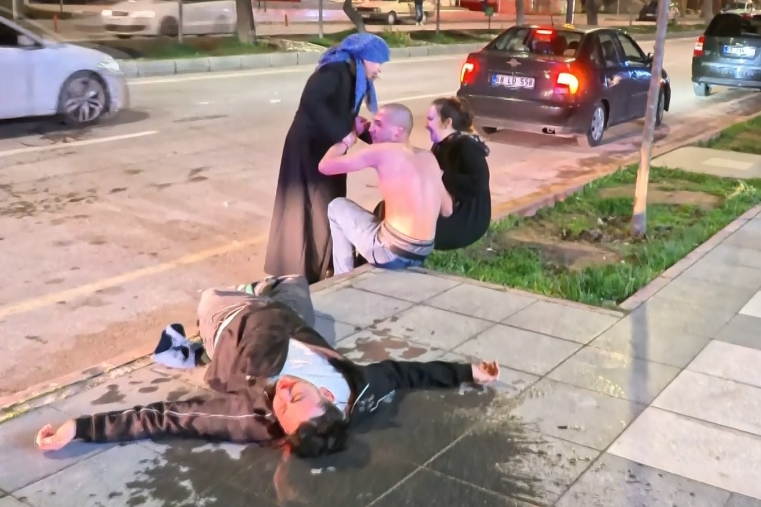 yarali oglunun basindaki annenin feryadi yurekleri dagladi 1 gWT41zOJ