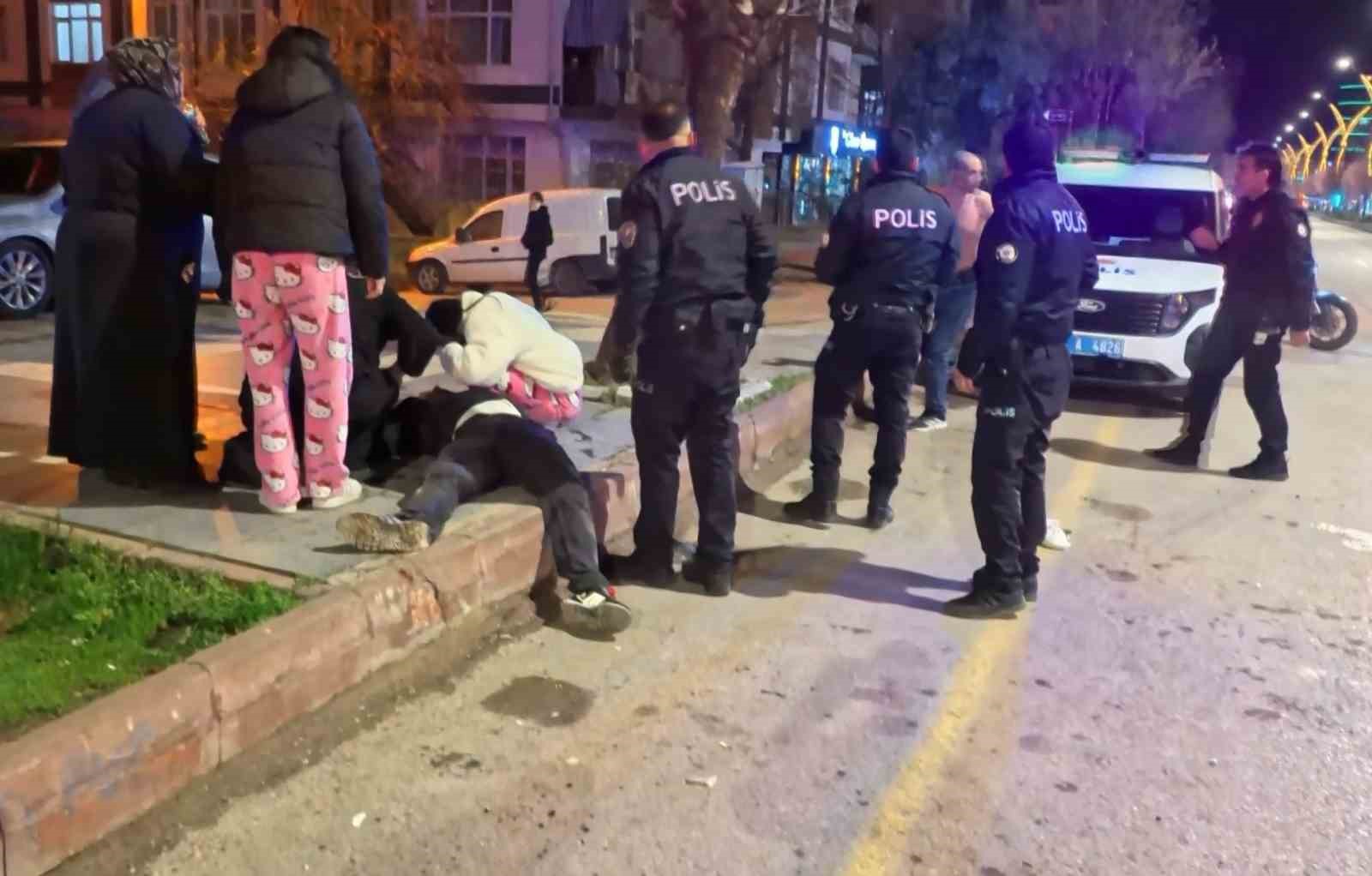 yarali oglunun basindaki annenin feryadi yurekleri dagladi 3 A7X8AXXQ
