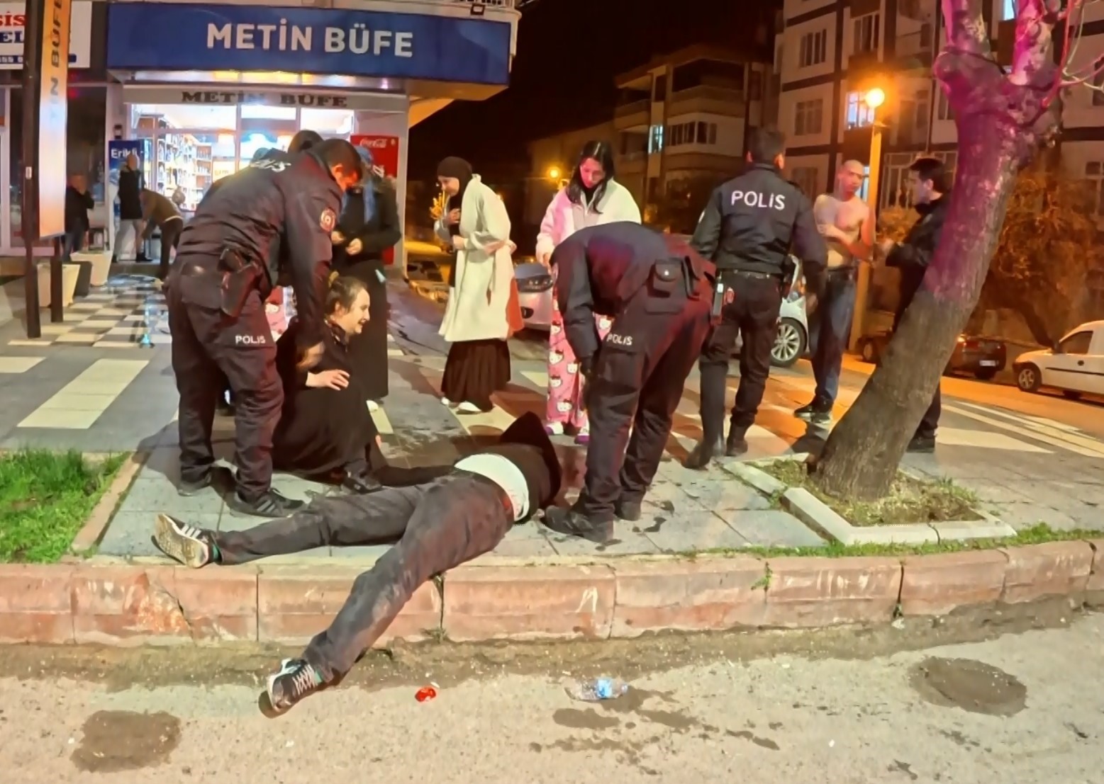 yarali oglunun basindaki annenin feryadi yurekleri dagladi 4 4iH9Ofrp