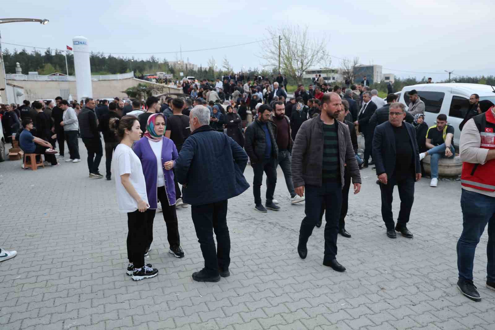 yarali ogrencilerin ailelerinin hastane onundeki bekleyisi suruyor 1 yJZuLBa4