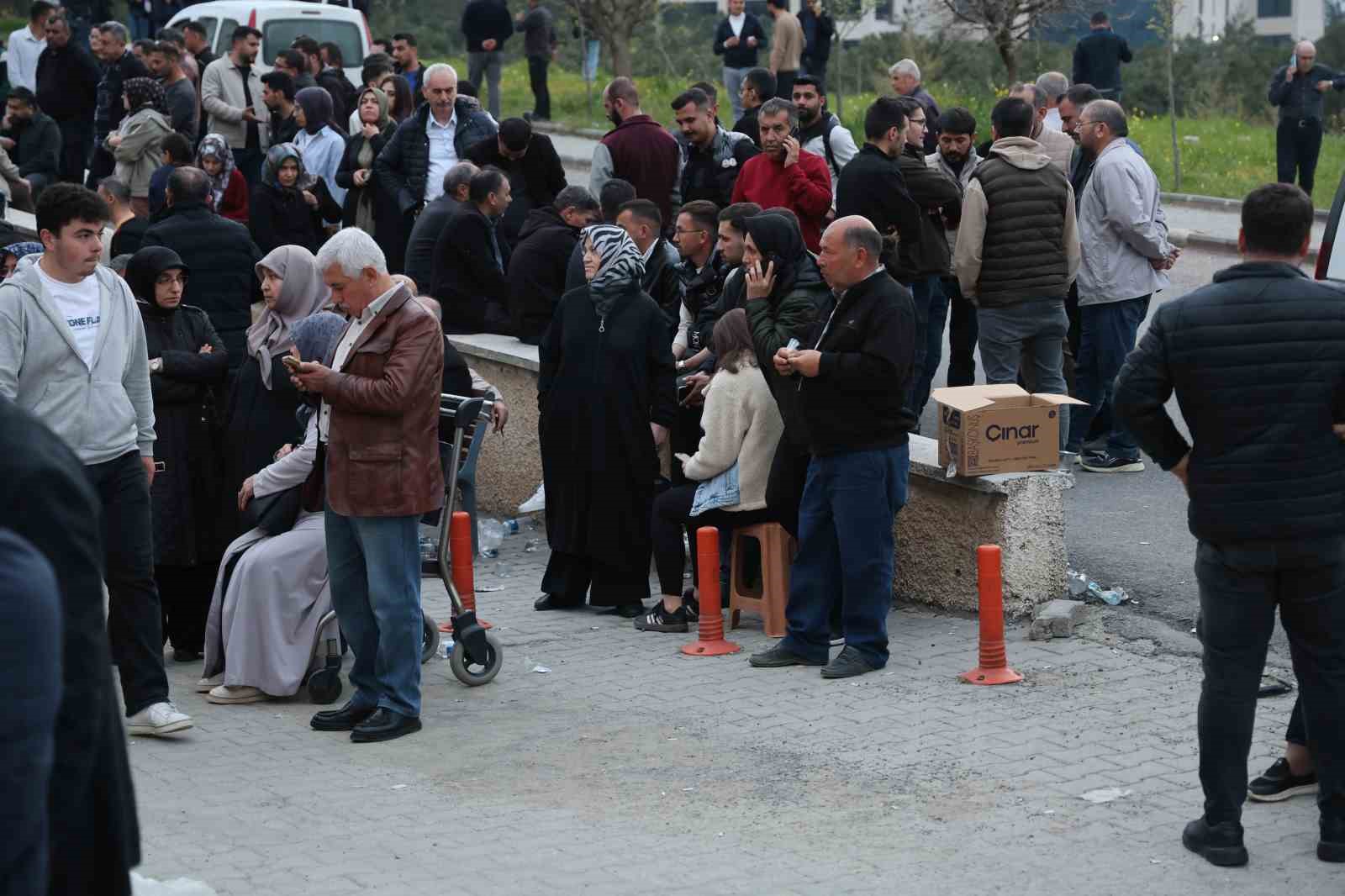 yarali ogrencilerin ailelerinin hastane onundeki bekleyisi suruyor 2 7ud7O3U3