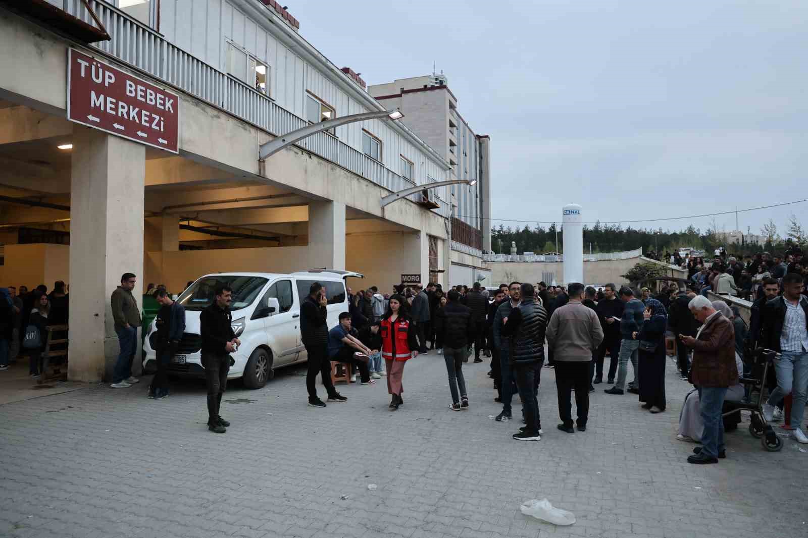 yarali ogrencilerin ailelerinin hastane onundeki bekleyisi suruyor 3