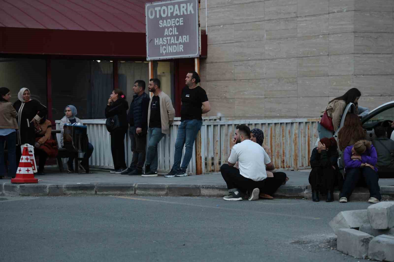 yarali ogrencilerin ailelerinin hastane onundeki bekleyisi suruyor 4 fkbCQnmv